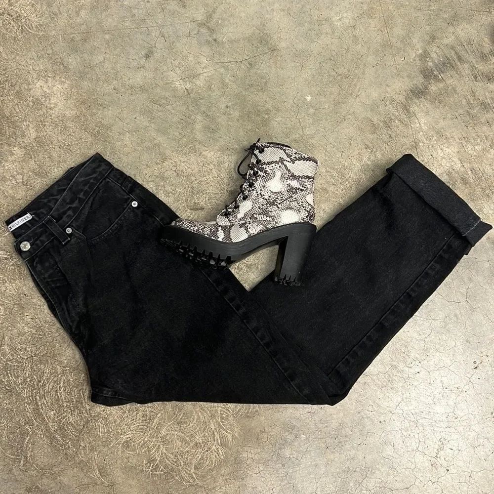 * Tommy Hilfiger jeans